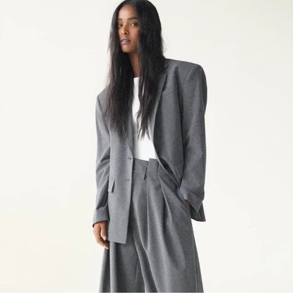 SIZE MEDIUM WOMENS ZARA SHOULDER PAD VENTED BLAZER
